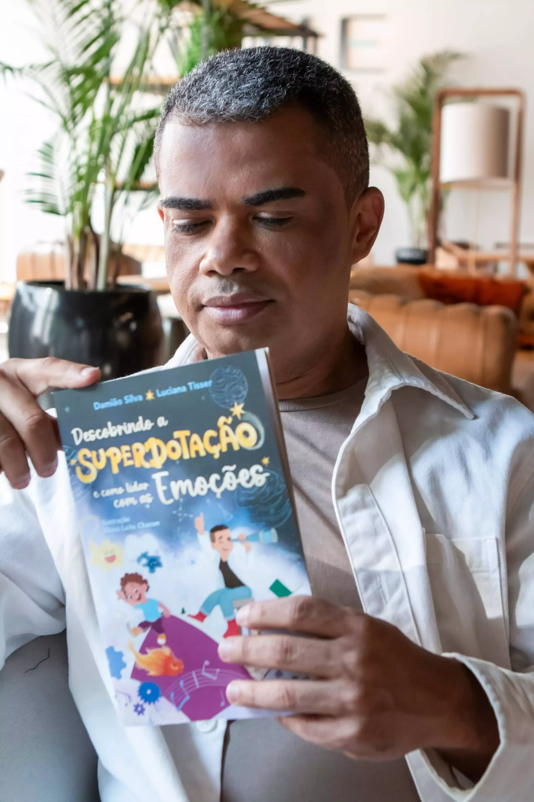 Damião Silva segurando o livro
